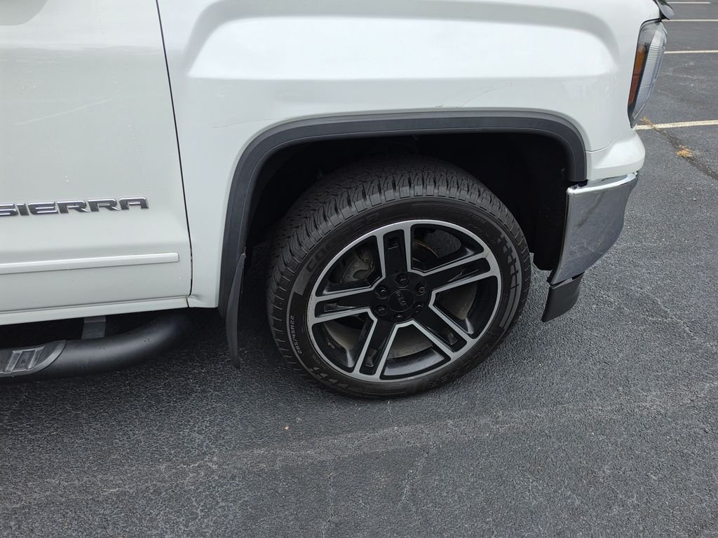 Used 2018 White GMC SLE image 10