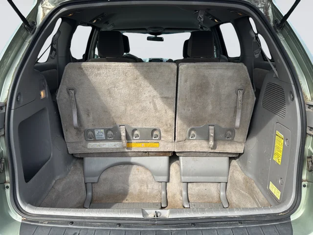 Used 2010 Silver Toyota LE image 32