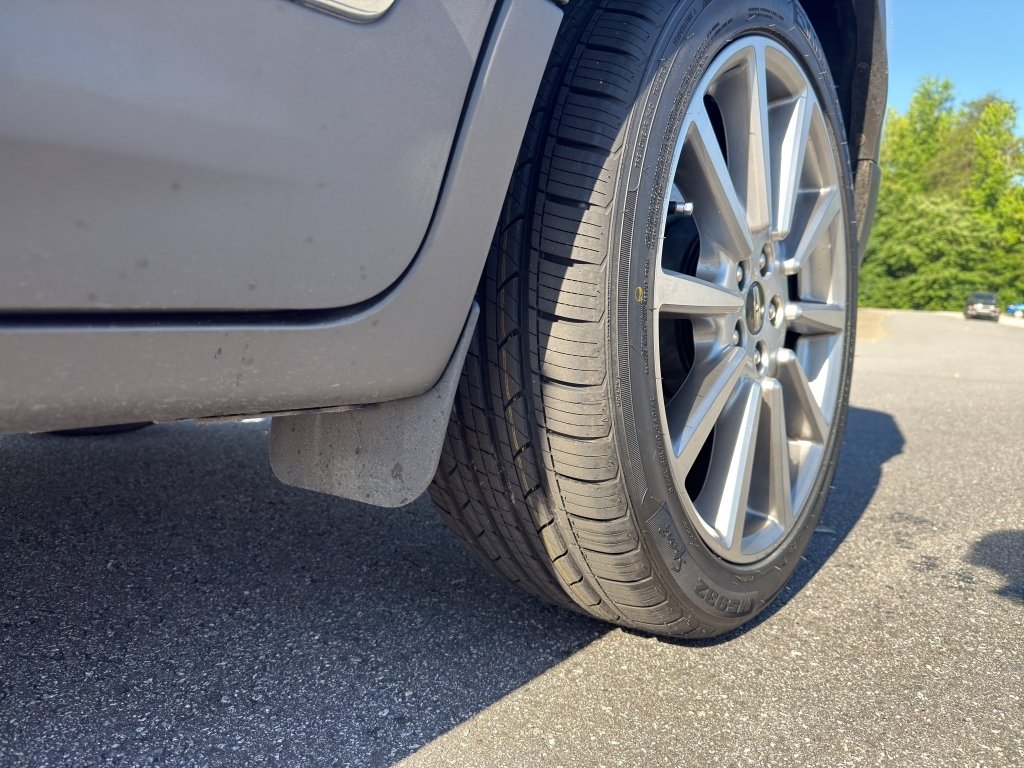 Used 2019 White Platinum Metallic Tri-Coat Lincoln Reserve image 15