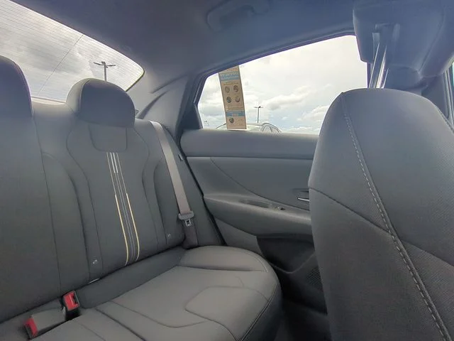 Used 2025 White Hyundai SEL Sport image 15