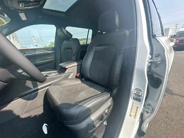 New 2026 Bright White Clear-Coat Exterior Paint Jeep Altitude image 14
