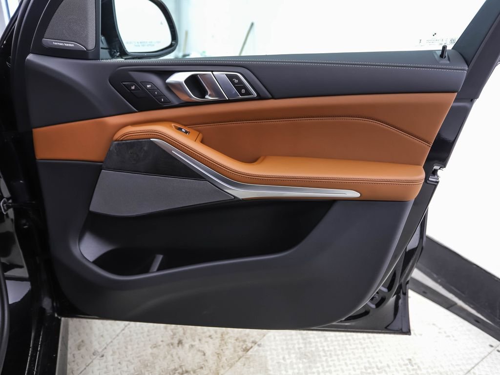 New 2026 Black Sapphire Metallic BMW xDrive50e image 29