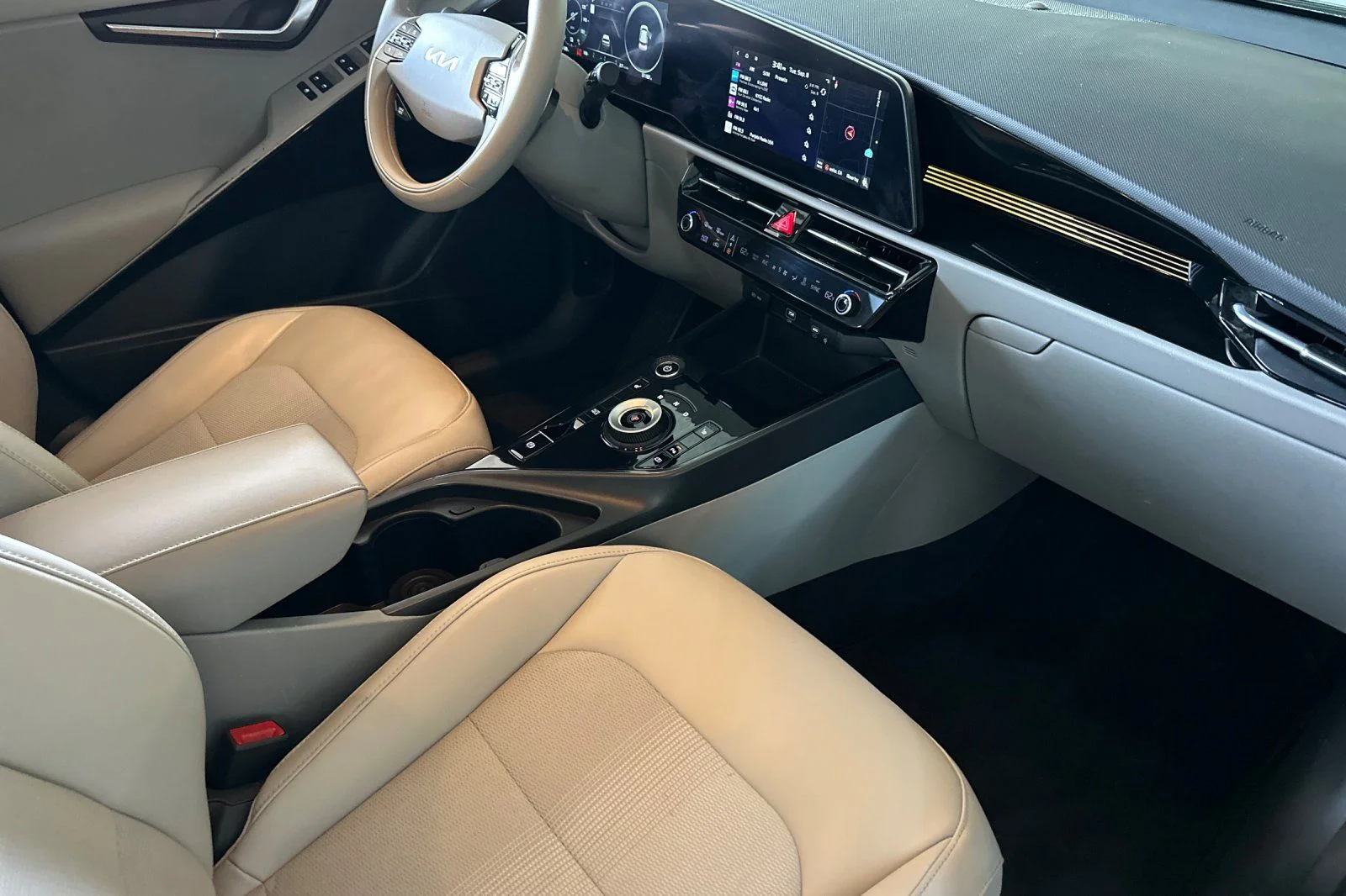 Used 2023 Steel Gray Kia Wind image 13