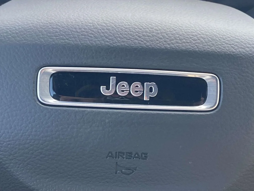 New 2026 Diamond Black Crystal Pearl-Coat Exterior Paint Jeep Limited image 30