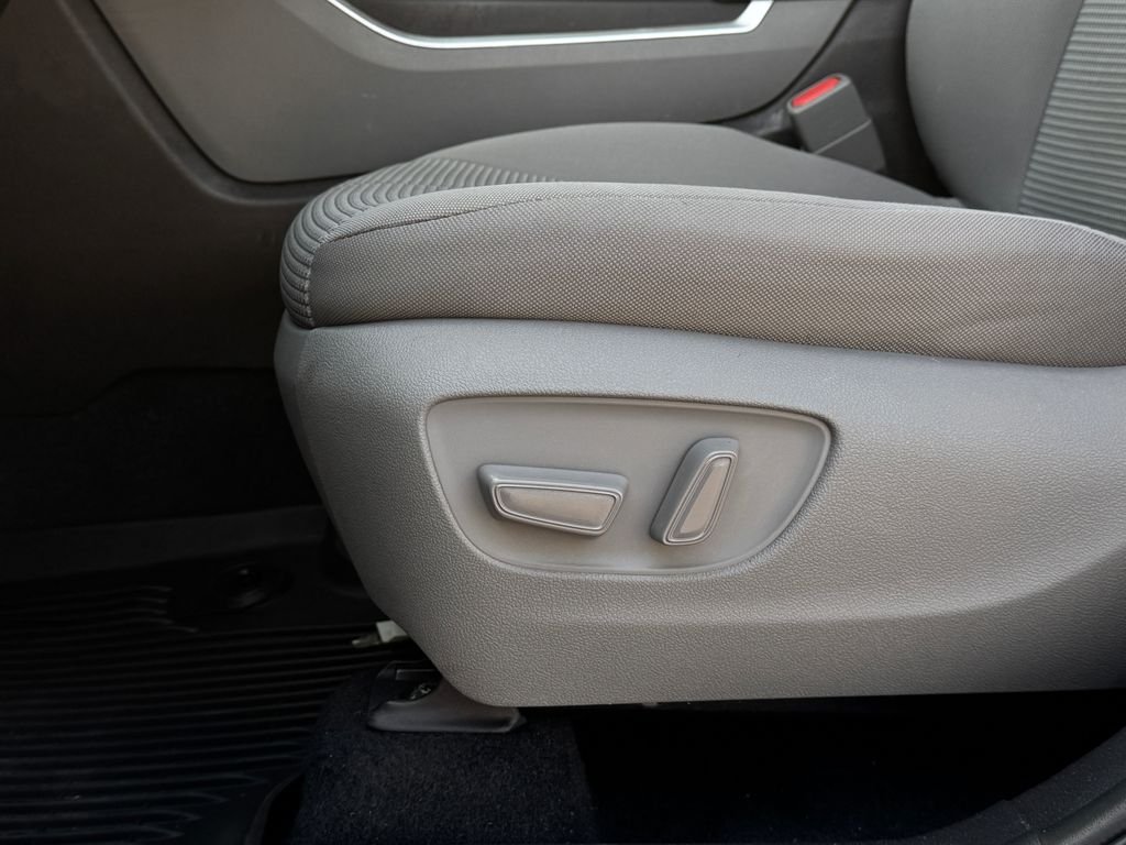 2021 Toyota Highlander LE - Photo 31