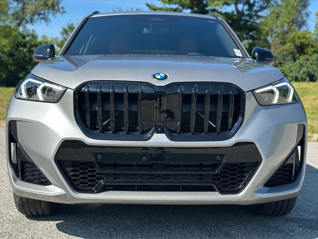 New 2027 Space Silver Metallic BMW xDrive28i image 2