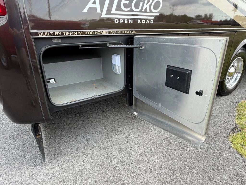 Used 2014  Tiffin  image 23