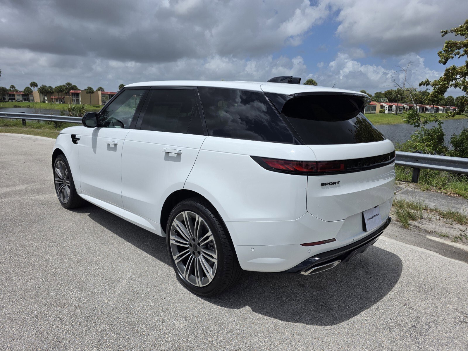 New 2026 Fuji White Land Rover P400 Dynamic SE image 2