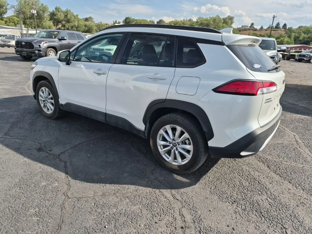 Used 2023 Pearl Toyota LE image 6