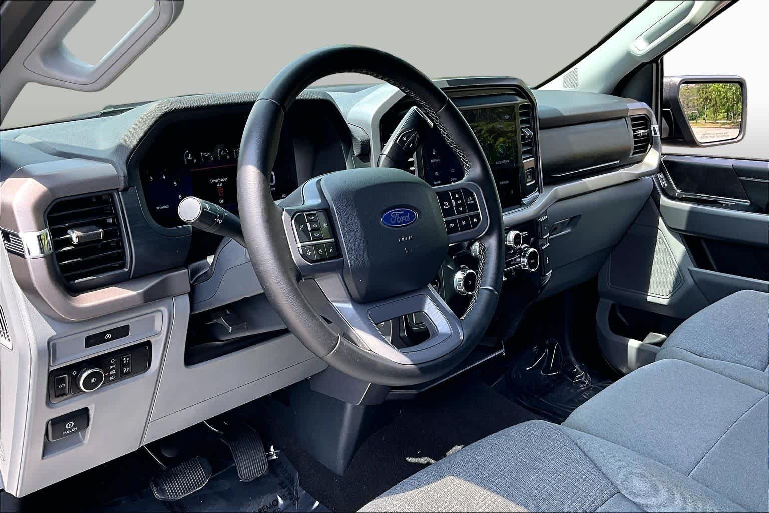 Used 2025 Agate Black Metallic Ford XLT image 17