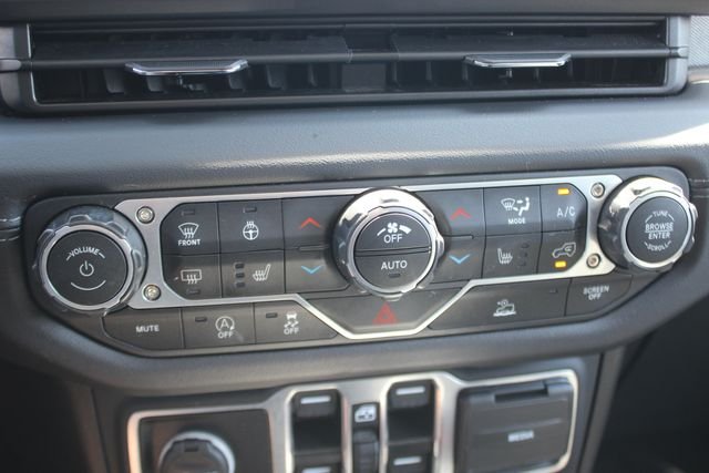 Used 2025 White Jeep Sahara image 9