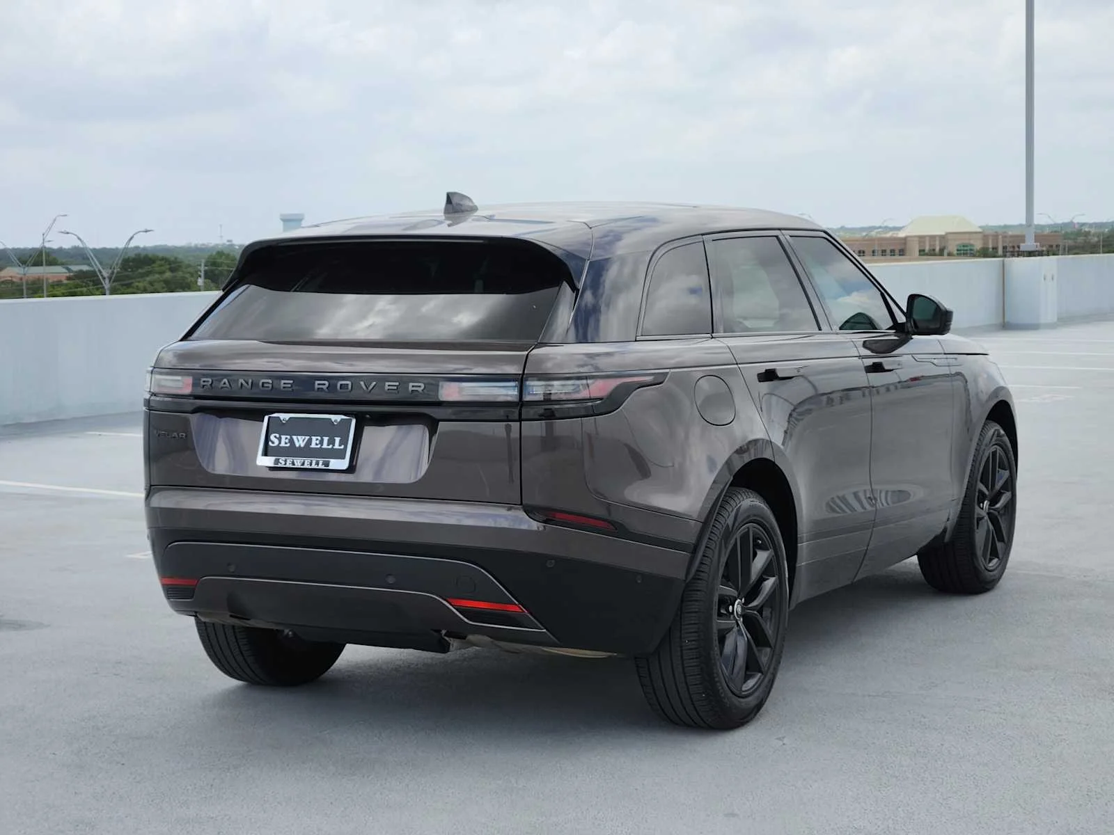 Certified Used 2026 Charente Grey Premium Metallic Land Rover Dynamic SE image 5