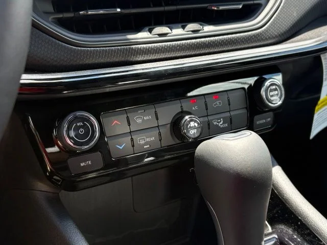 New 2026 Hydro Blue Pearl-Coat Exterior Paint Jeep Latitude image 21