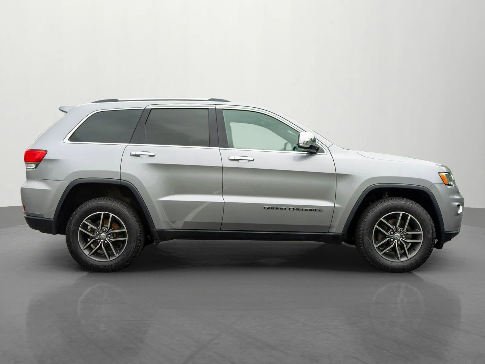 Used 2018 Billet Silver Metallic Clearcoat Jeep Limited image 8