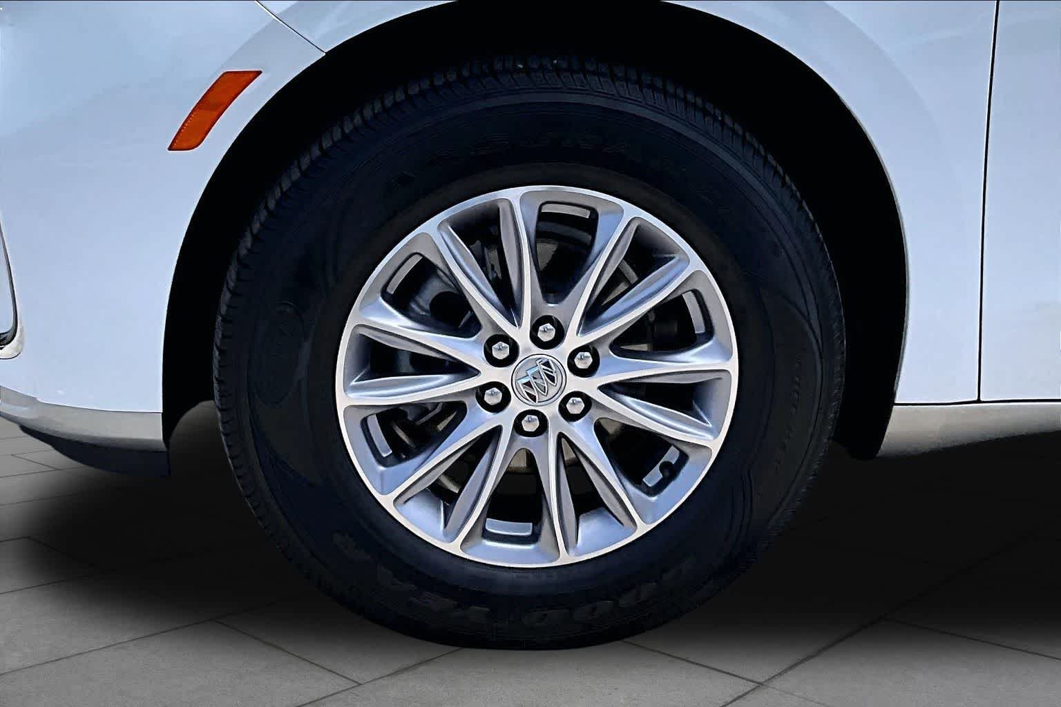 Used 2023 Summit White Buick Essence image 11