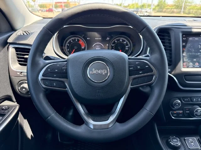 Used 2022 White Jeep Latitude Lux image 14