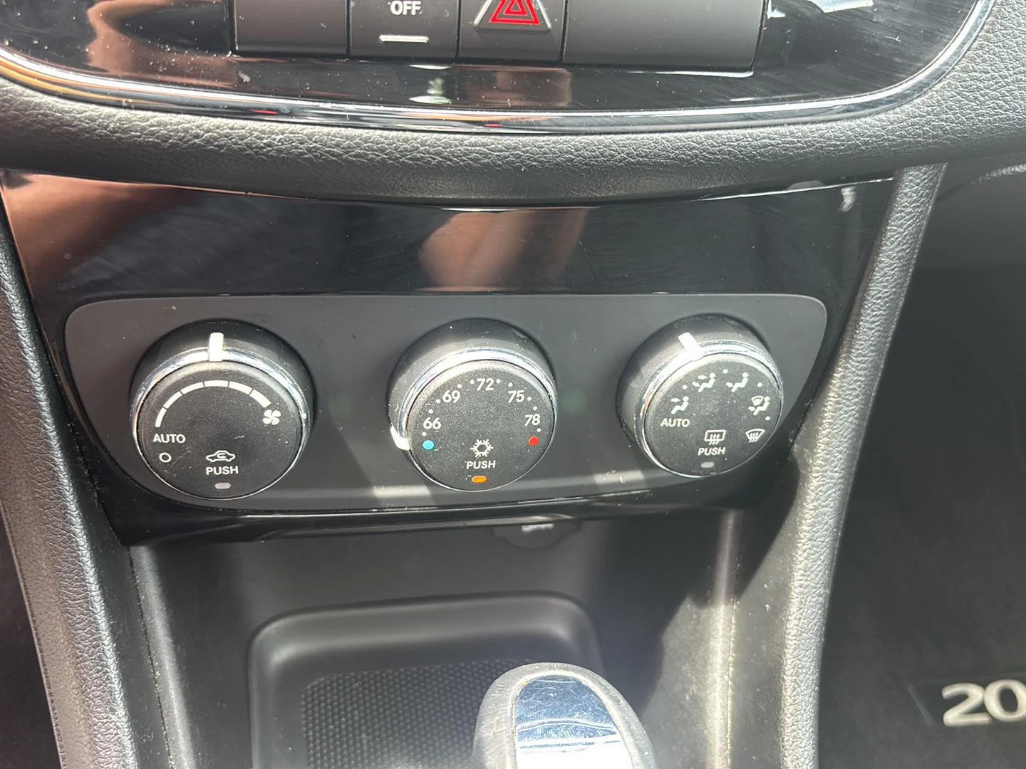 Used 2013 Cashmere Pearl Chrysler Touring image 12