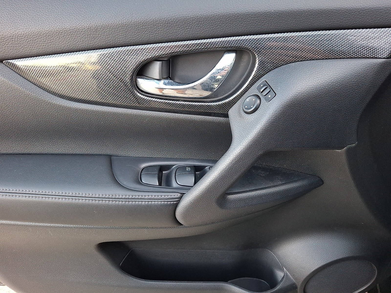 Used 2014 Gun Metallic Nissan SL image 11