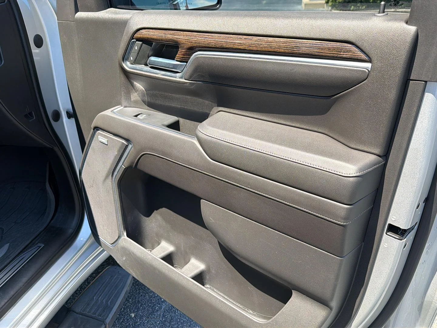 Used 2022 Quicksilver Metallic GMC Elevation image 14