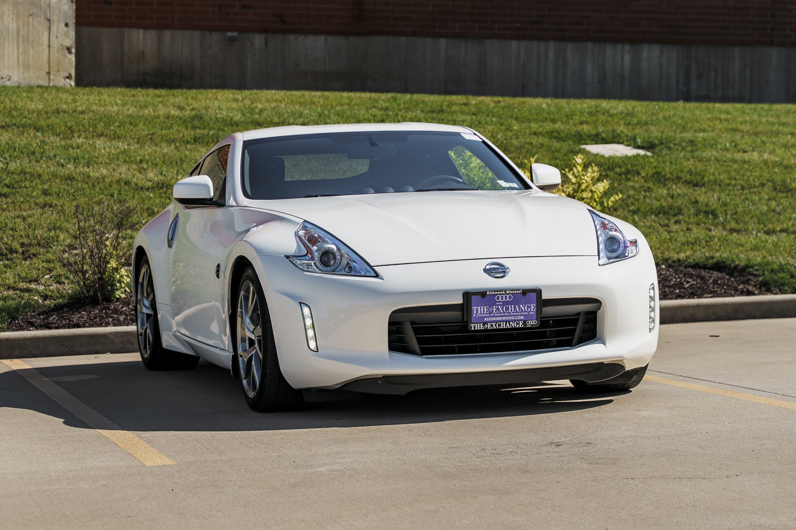 Used 2016 Pearl White Nissan Sport image 2