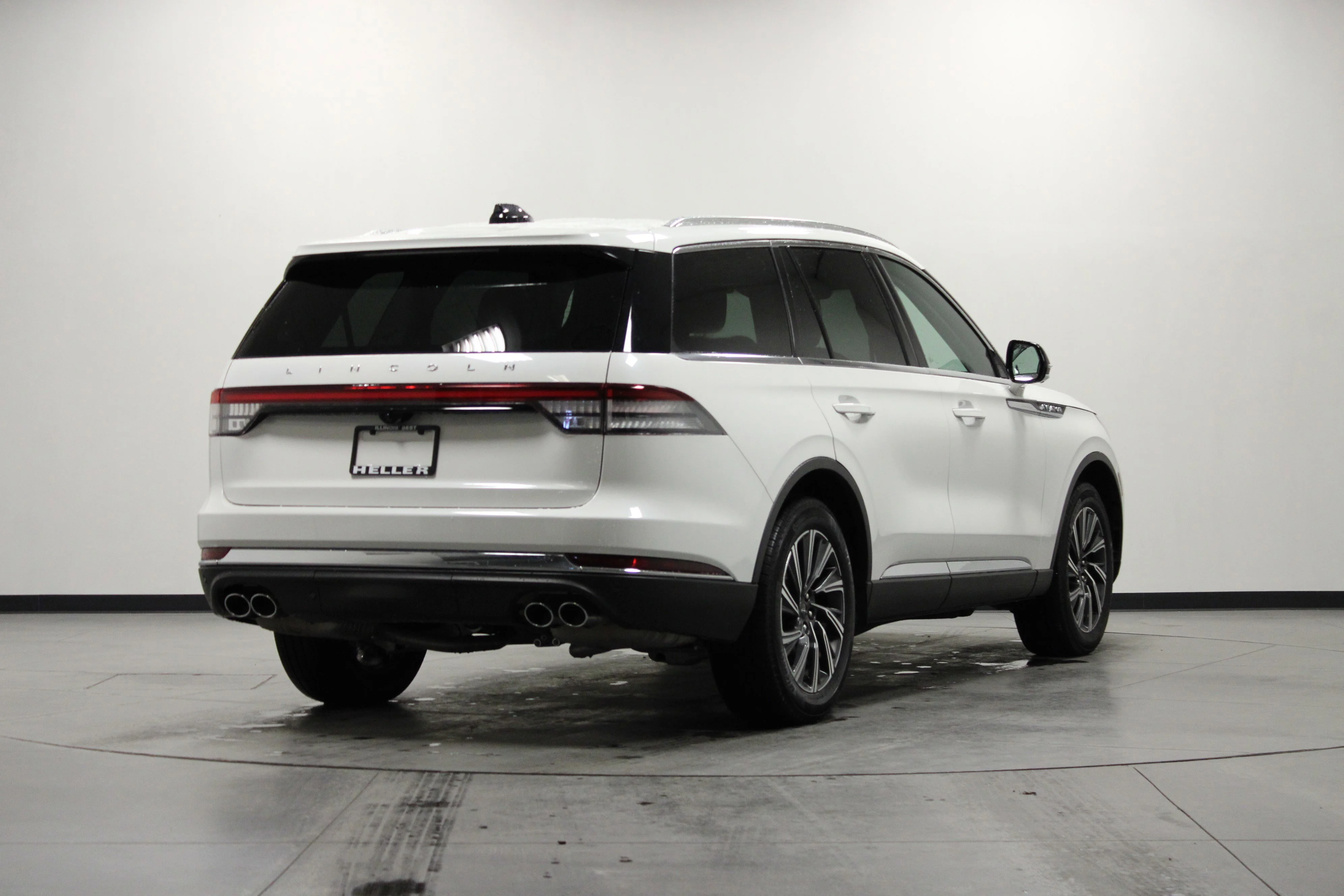 Used 2025 White Metallic Lincoln Premiere image 4