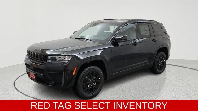 New 2026 Diamond Black Crystal Pearl-Coat Exterior Paint Jeep Laredo Altitude image 3