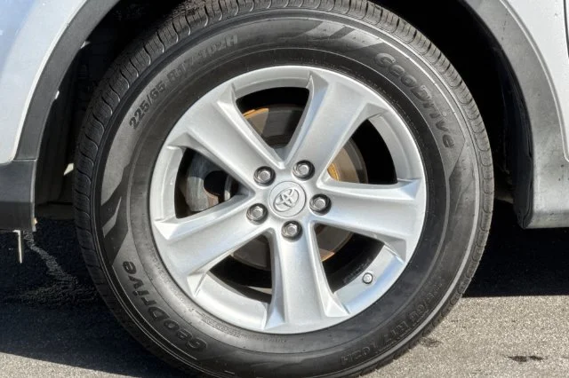 Used 2014 Silver Toyota XLE image 31