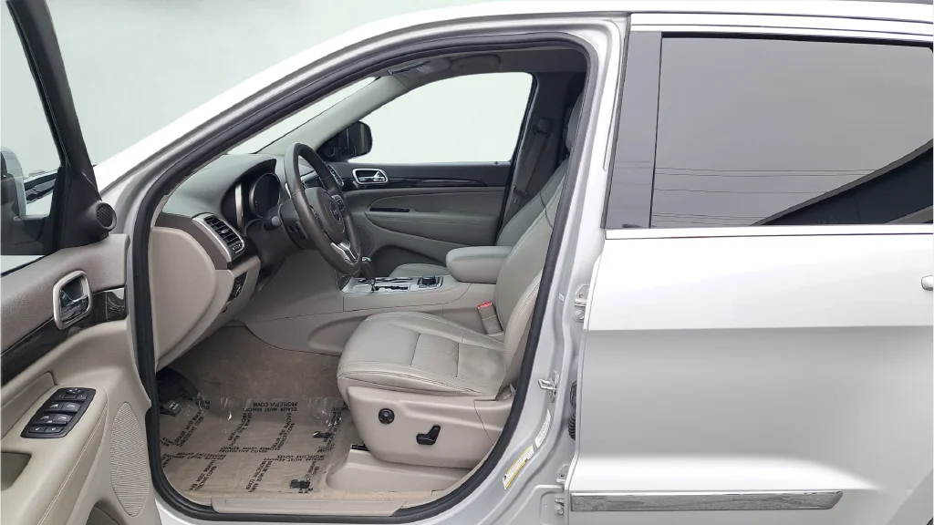 Used 2011 Silver Jeep Laredo image 10