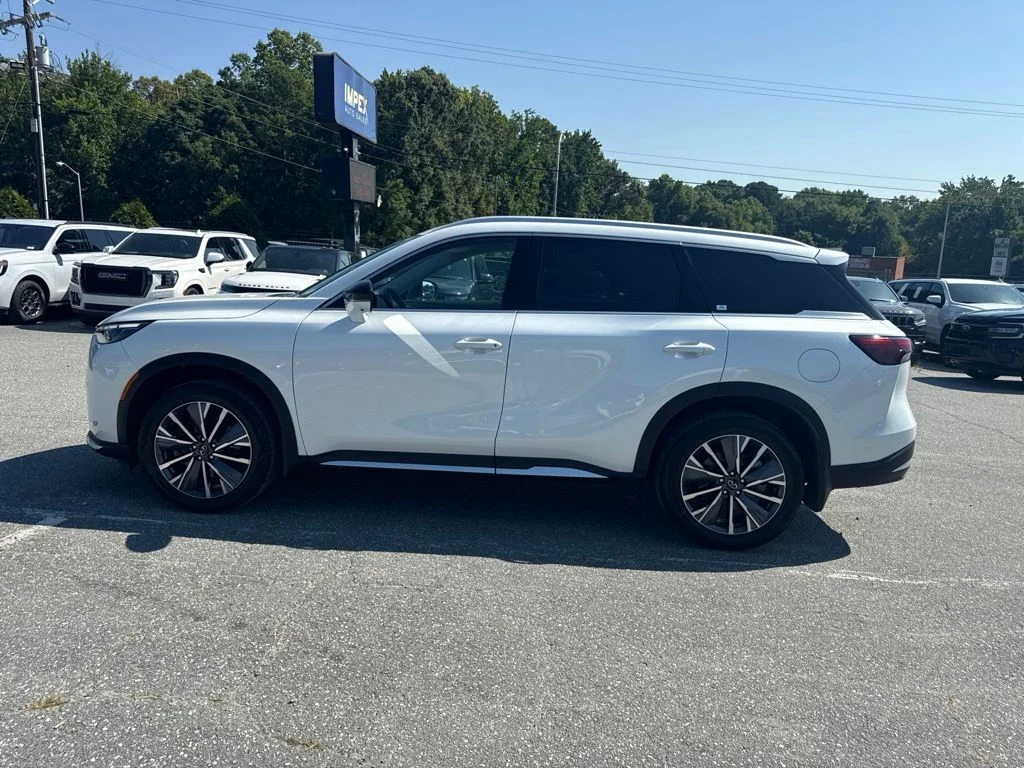 Used 2026 White INFINITI LUXE image 2