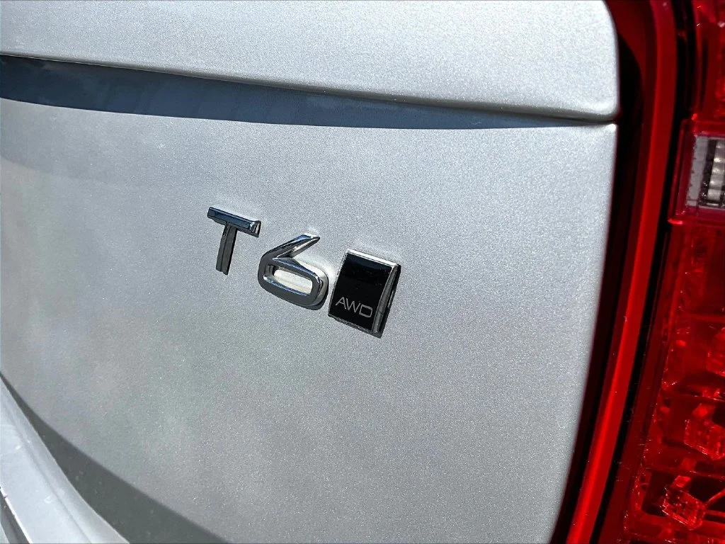 Used 2019 Silver Volvo T6 Momentum image 26