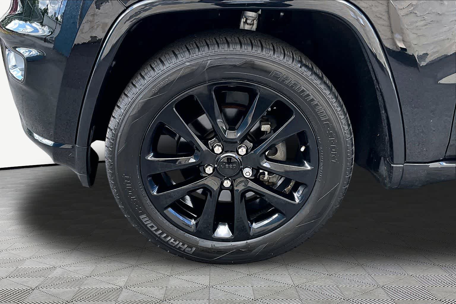 Used 2018 Diamond Black Crystal Pearlcoat Jeep Altitude image 11