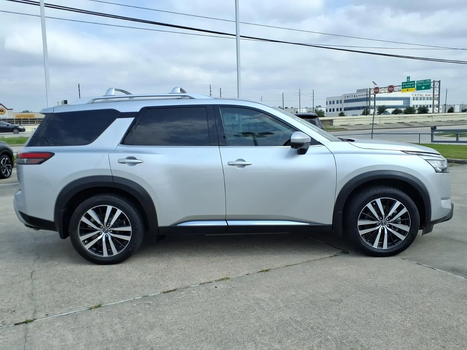2023 Nissan Pathfinder Platinum Silver at Robbins Nissan