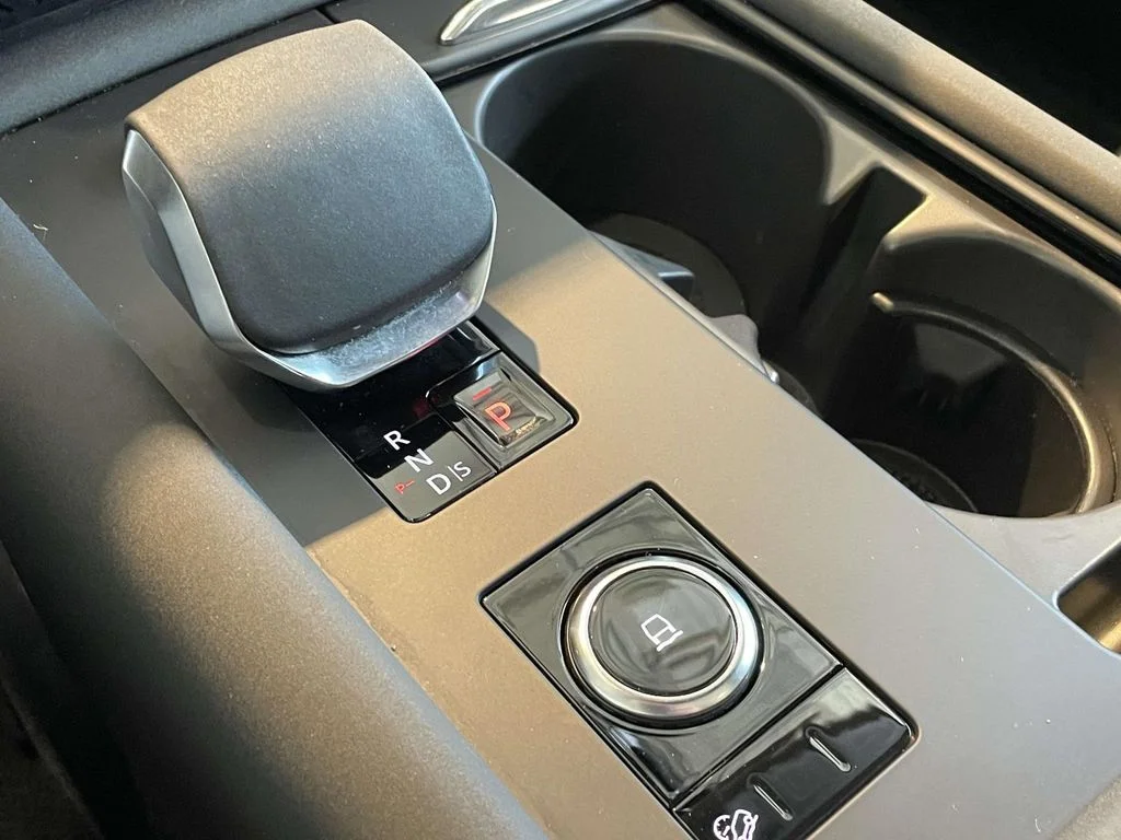 Used 2025 Fuji White Land Rover S image 32