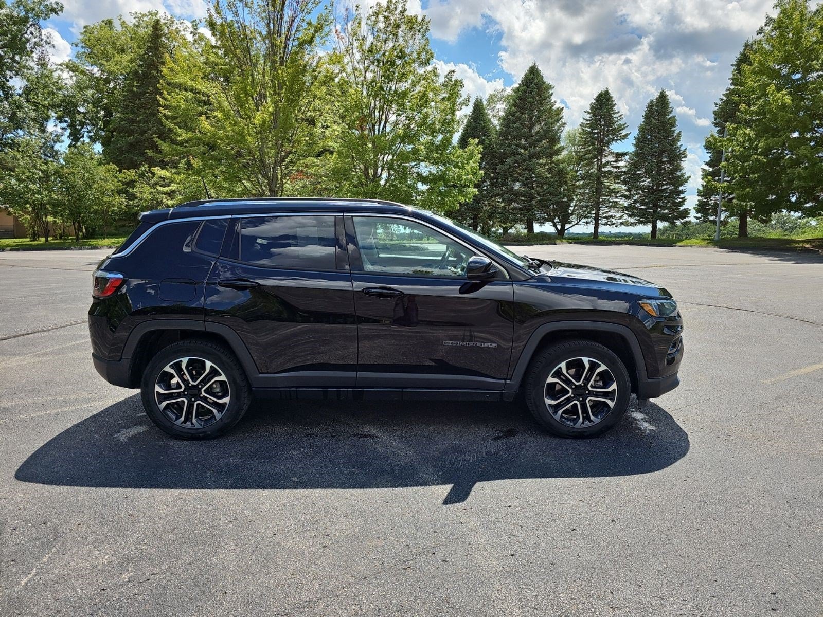 Used 2022 Diamond Black Crystal Pearlcoat Jeep Limited image 6