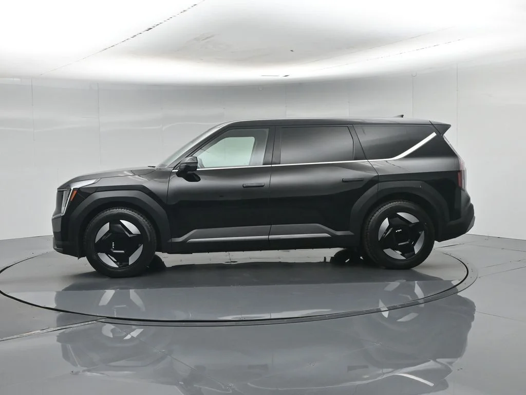 Used 2024 Black Kia Light Long Range image 34