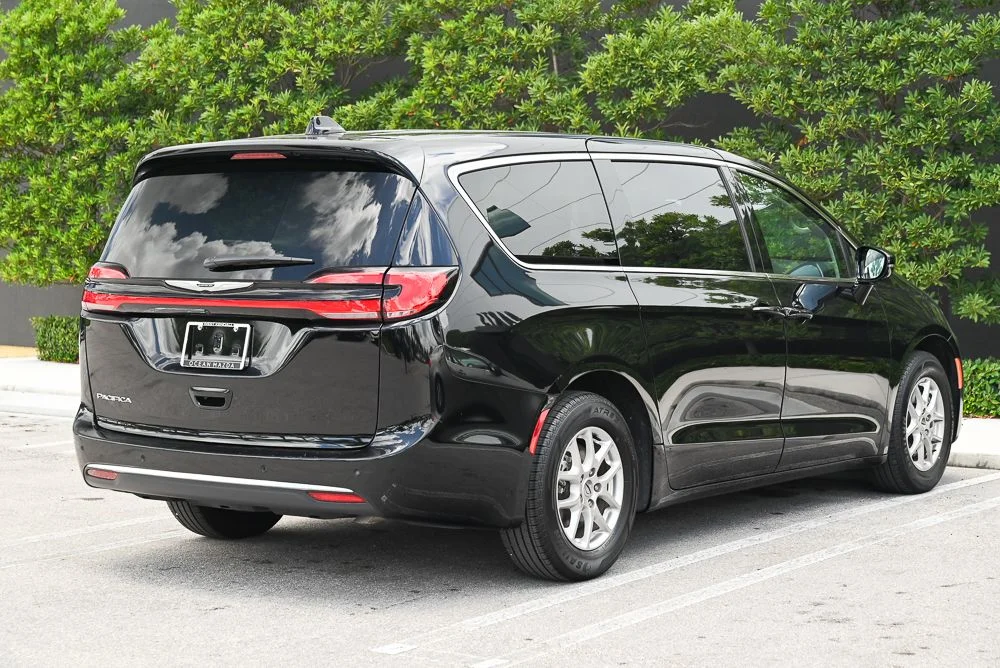 Used 2024 Black Chrysler Touring L image 4