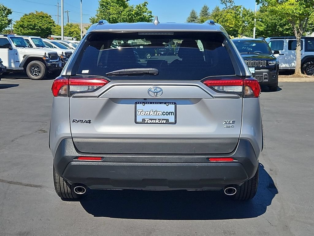 Used 2022 Silver Sky Metallic Toyota XLE image 5