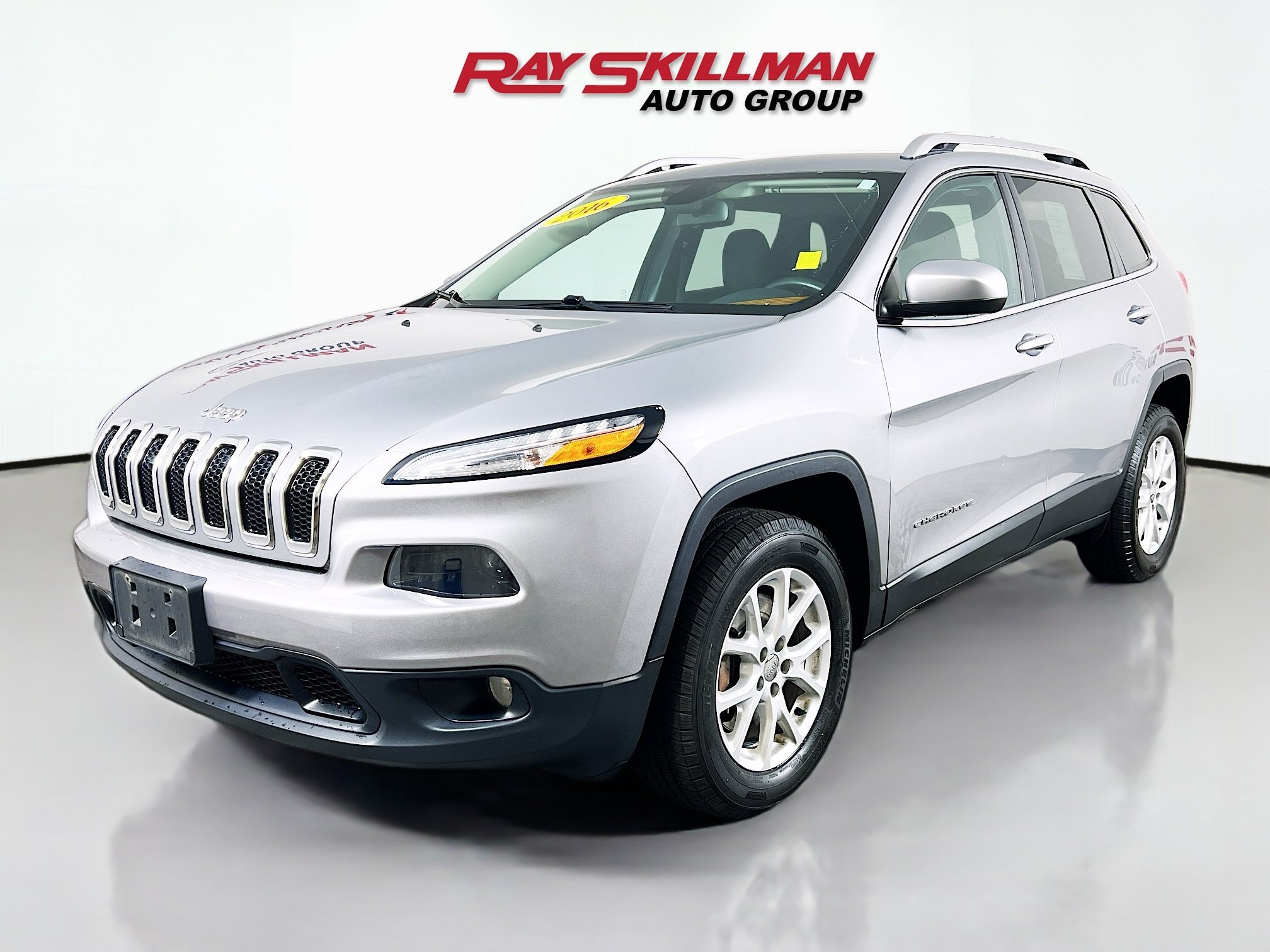 Used 2016 Billet Silver Metallic Clearcoat Jeep LATITUDE image 3