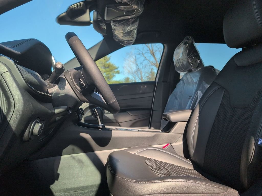 New 2026 Bright White Clearcoat Jeep Latitude image 11
