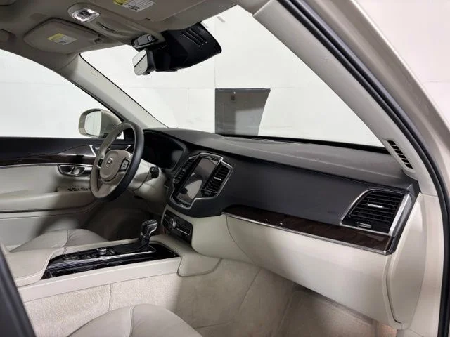 Used 2016  Volvo T6 Momentum image 23
