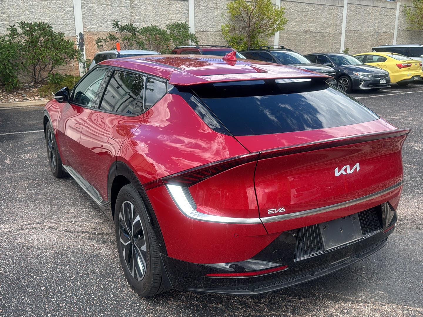 Used 2022 Runway Red Kia Wind image 6