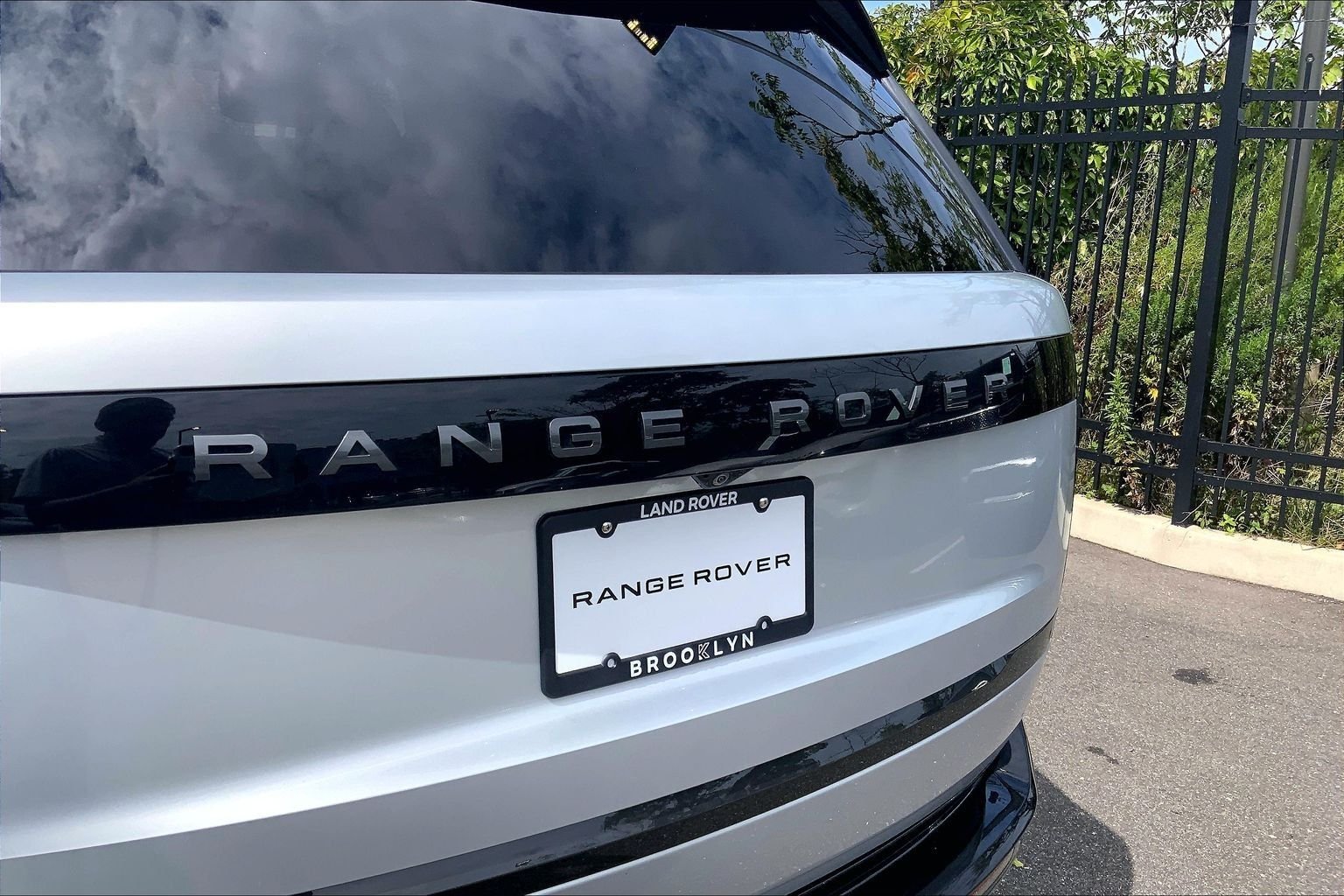 Certified Used 2025 Hakuba Silver Metallic Land Rover SE image 9