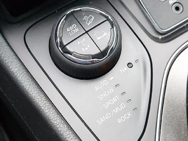 Used 2020 Silver Jeep Trailhawk image 20