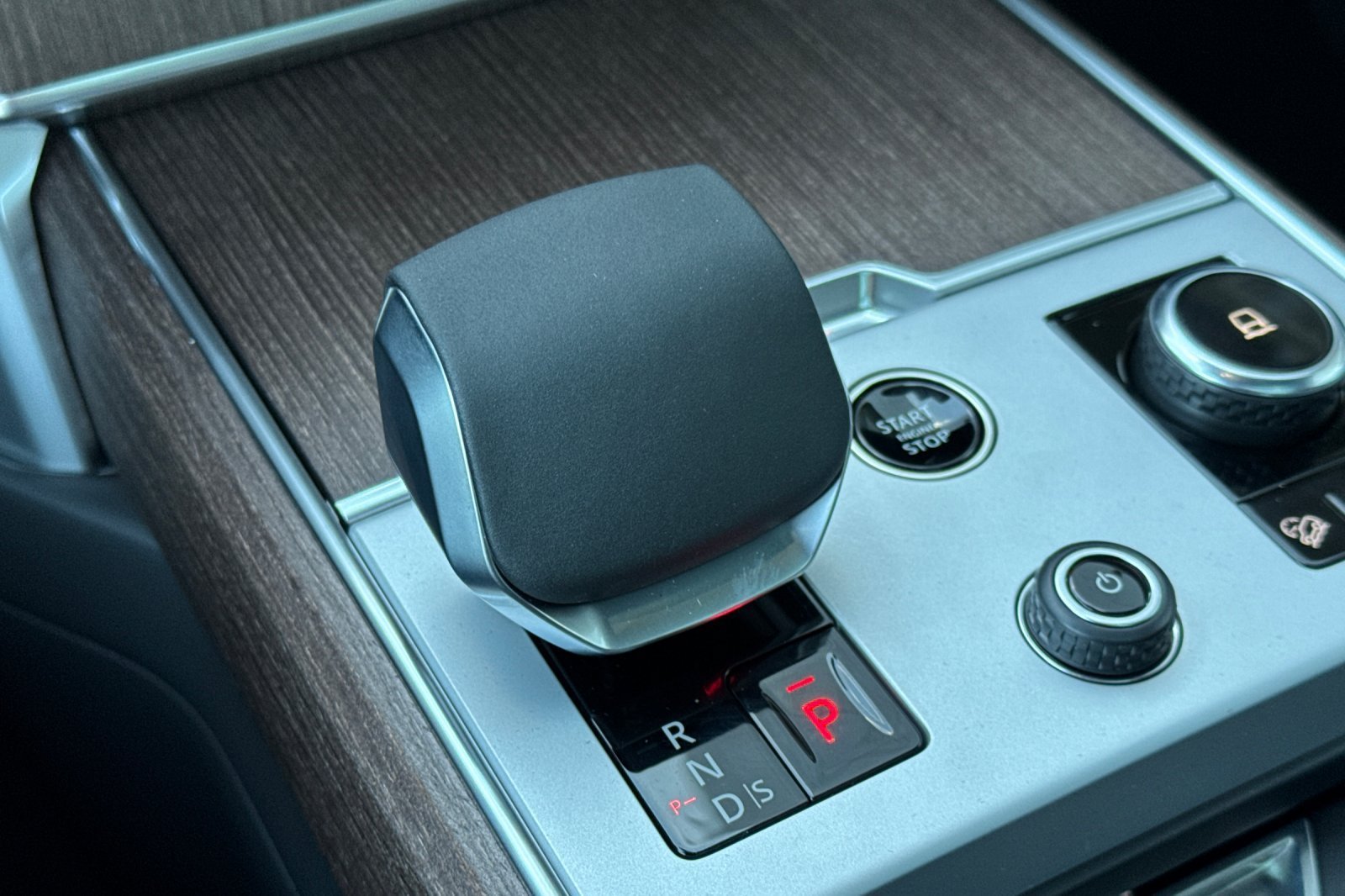 New 2027 Batumi Gold LAND ROVER SE image 25