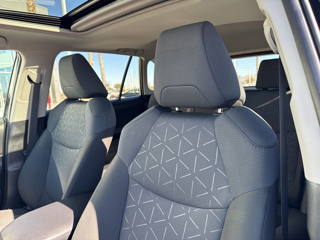 2025 Toyota RAV4 XLE - Photo 15