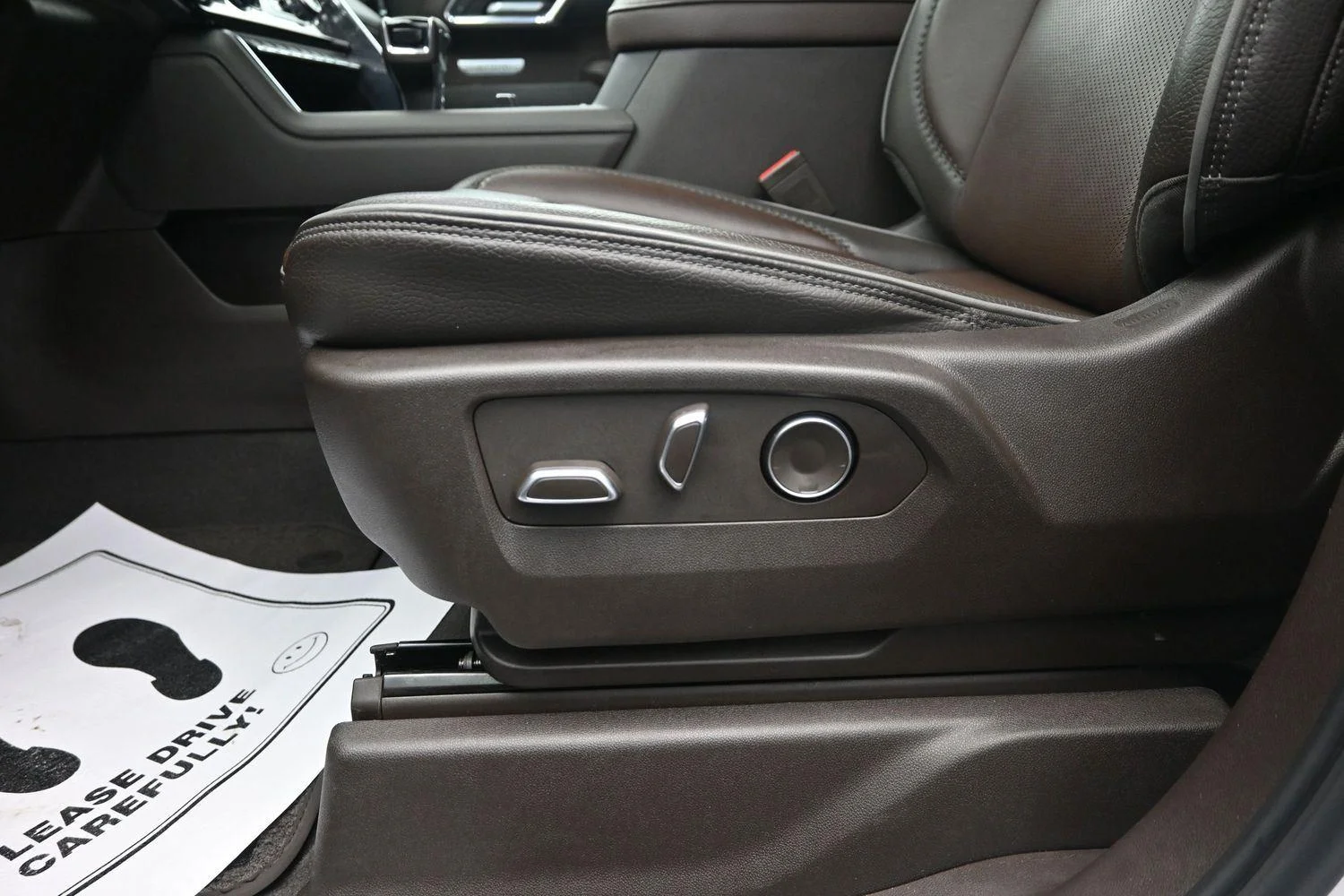 Used 2024 White Frost Tricoat GMC Denali image 24