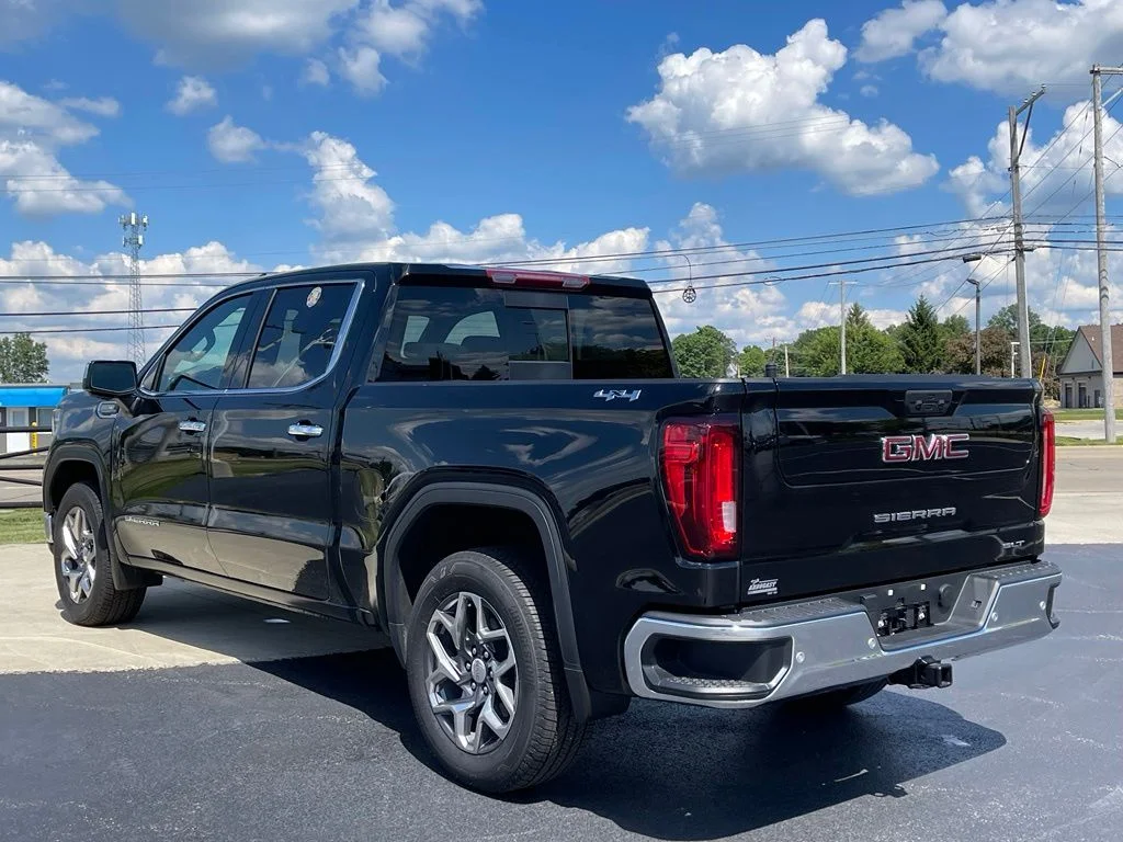 Used 2025 Onyx Black GMC SLT image 4