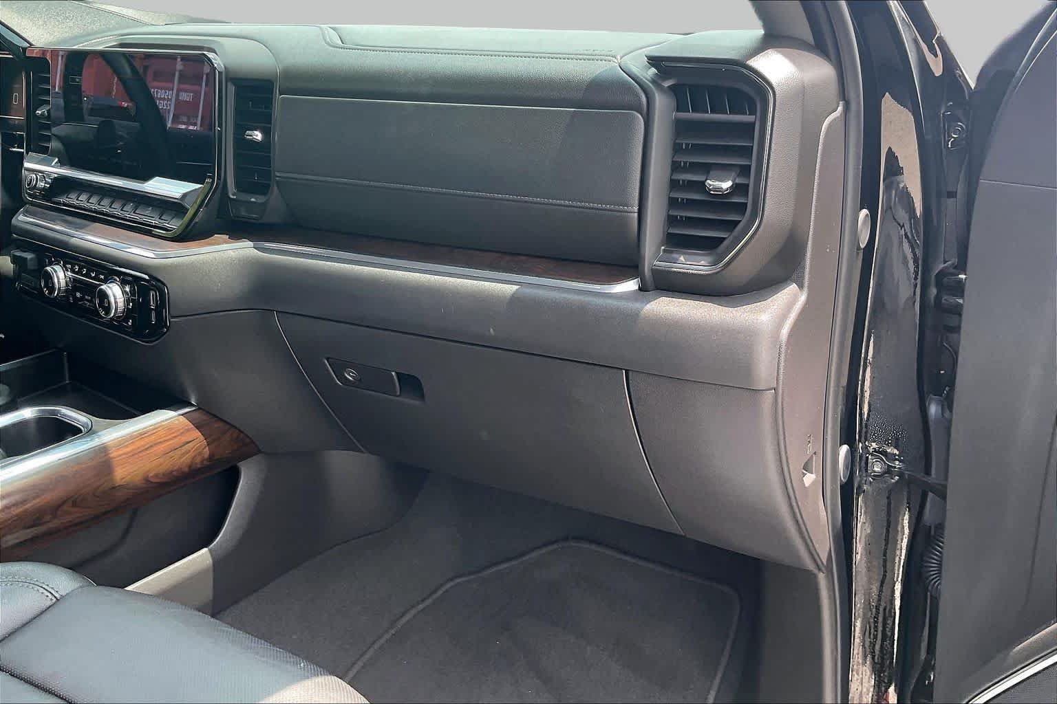 Used 2024 Onyx Black GMC SLT image 18