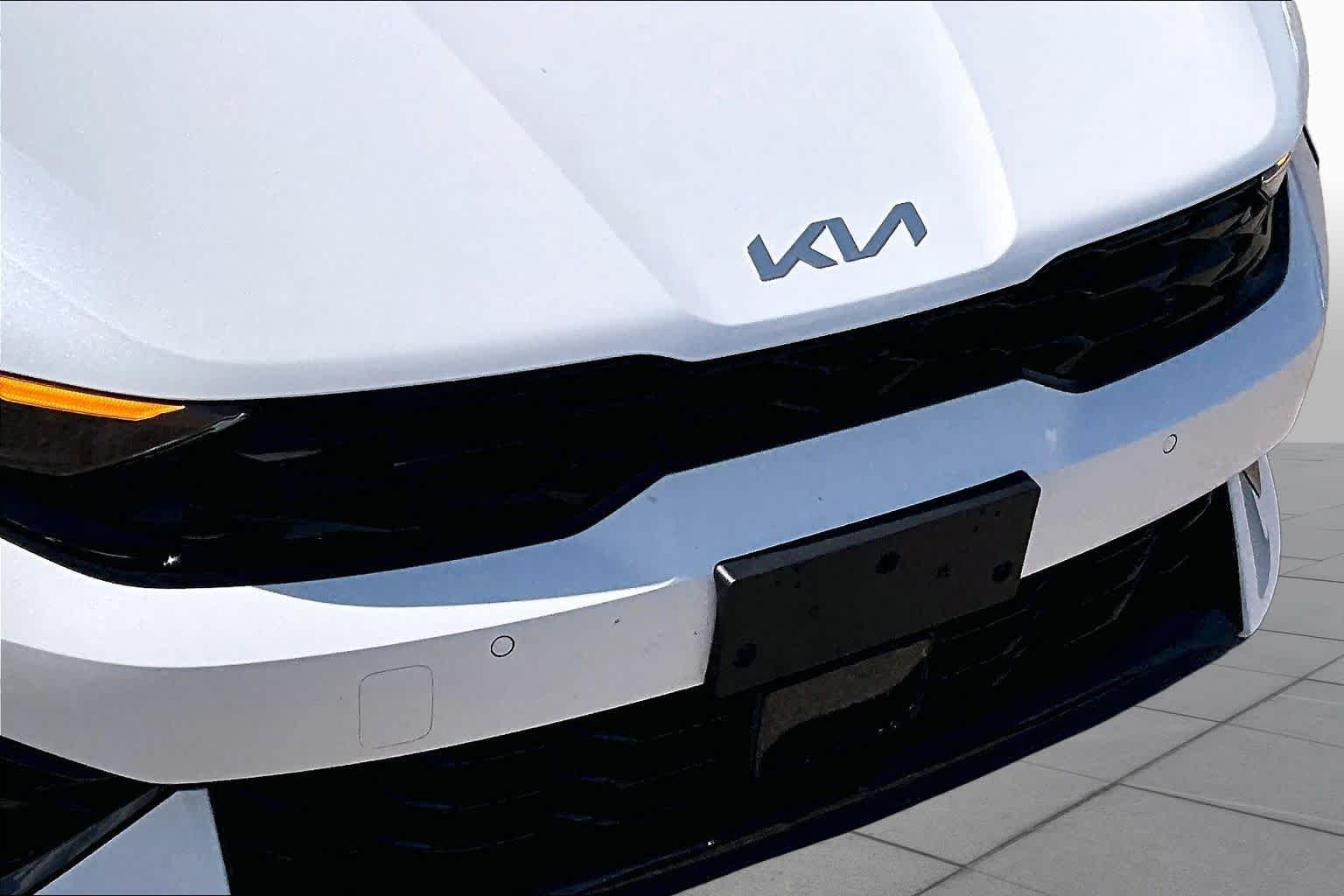 Used 2025 Snow White Pearl Kia GT-Line image 27