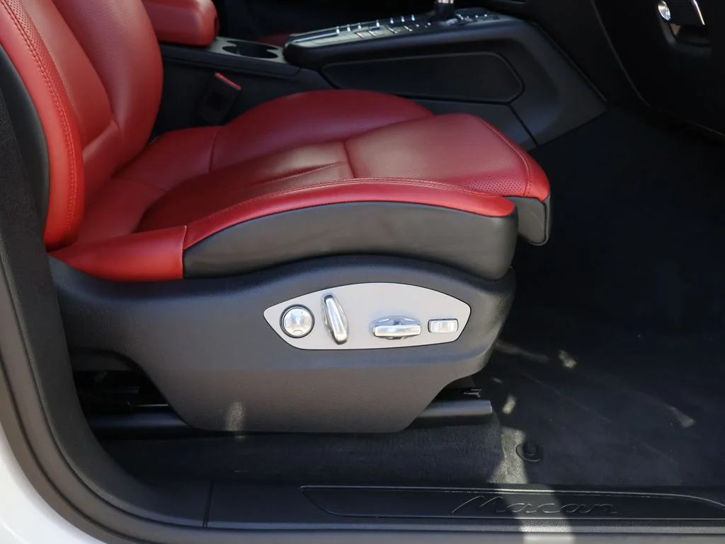 Used 2020  Porsche Base image 10